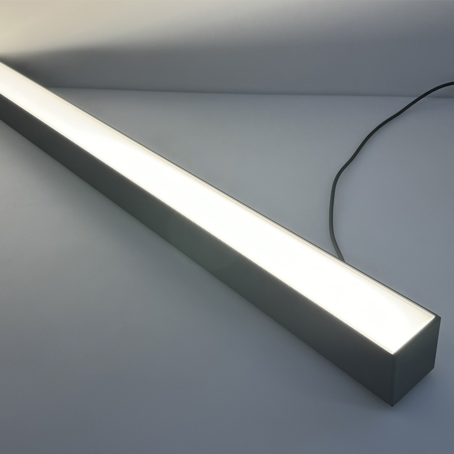 Perfis de Alumínio Brancos e Pretos com Luminárias LED Lineares Linkáveis para Iluminação de Escritórios com 140lm/W