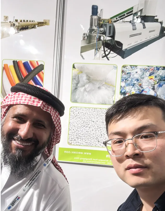 العملاء في جناح المعرض الخاص بنا