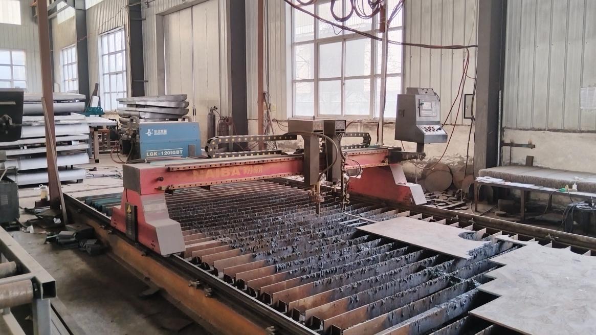 ماكينة القطع بالبلازما في مصنع Volsk Machine