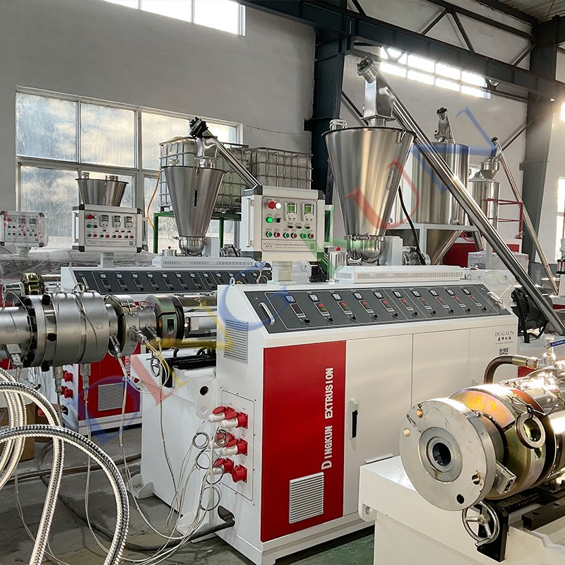 آلة تصنيع أنابيب CPVC البلاستيكية / خط إنتاج أنابيب PVC المزدوجة / آلة صنع أنابيب الق conduit الكهربائية PVC / ماكينة بثق أنابيب المياه UPVC مع السعر