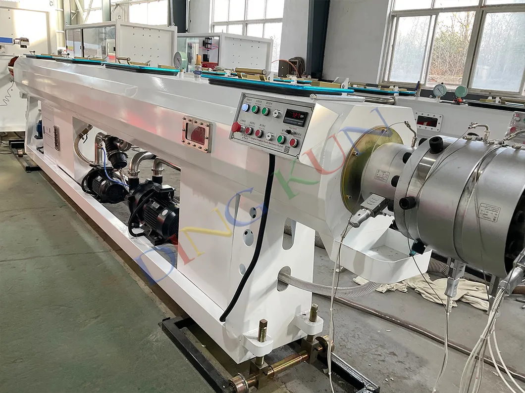 ماكينة الأنابيب PVC