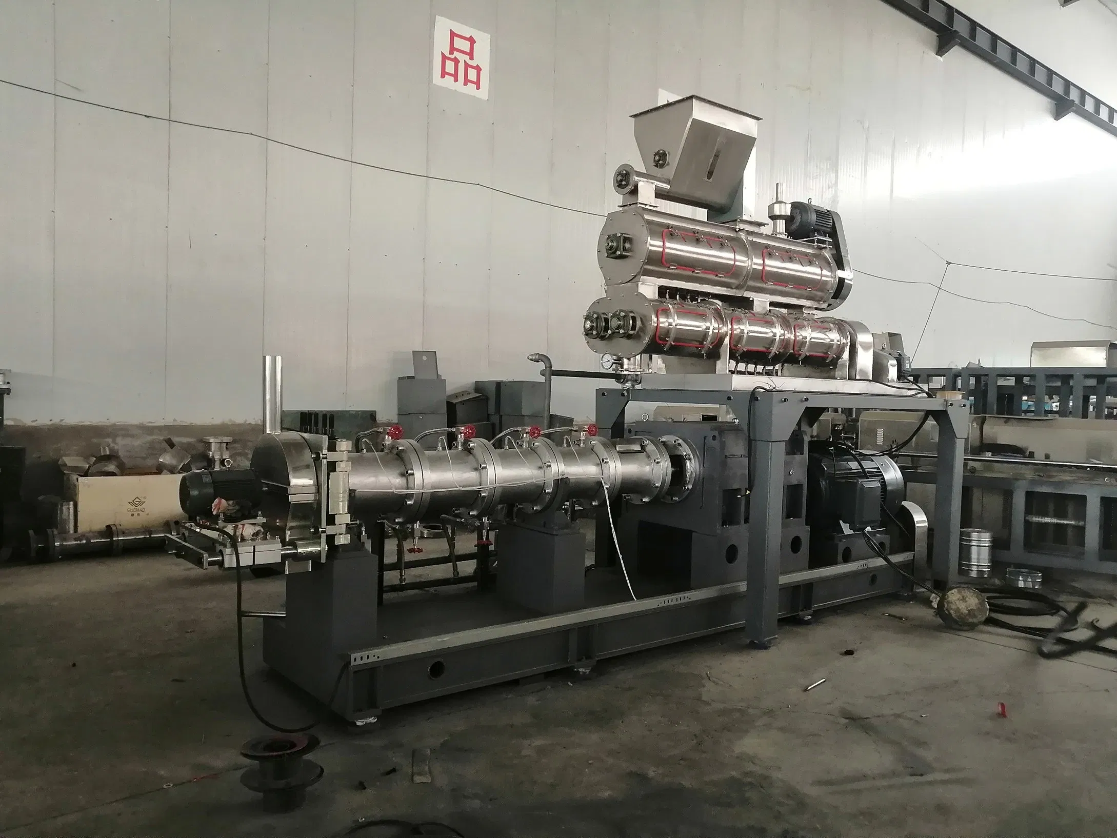 Ly-85 آلة تصنيع طعام الحيوانات الأليفة من نوع برغي مزدوج لإنتاج حبيبات طعام الأسماك العائمة والغارقة للكلاب والقطط