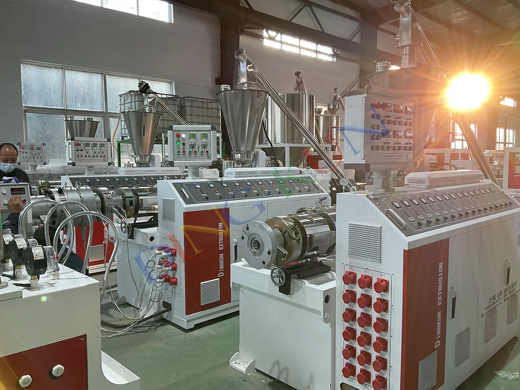 ماكينة الأنابيب PVC