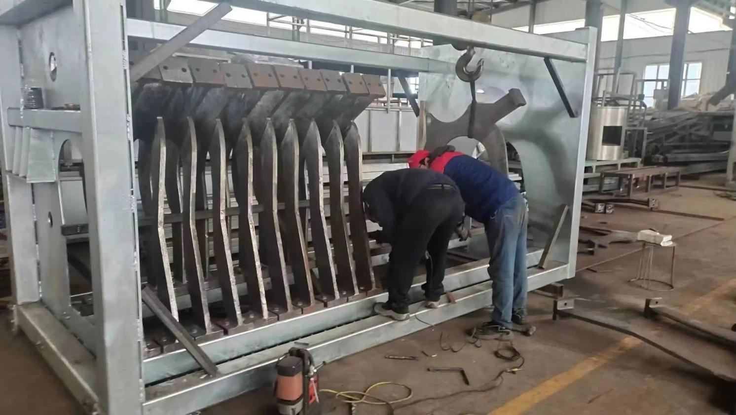 عملية التجميع النهائي لمعدات البثق في Volsk Machine