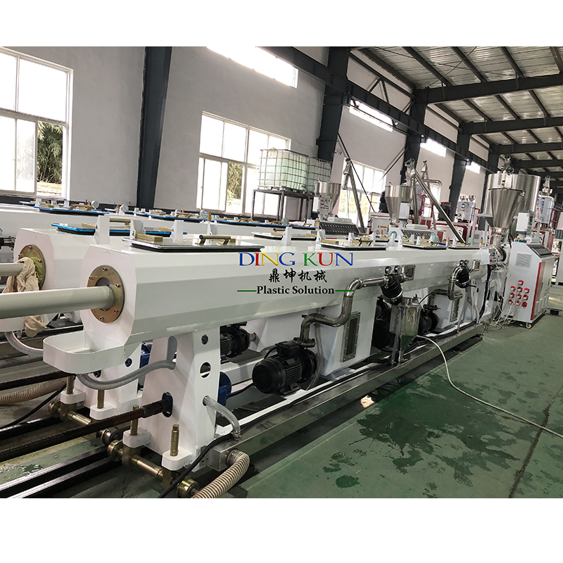 آلة تصنيع أنابيب CPVC البلاستيكية / خط إنتاج الأنابيب المزدوجة من PVC / آلة تصنيع أنابيب الق conduit الكهربائية من PVC / آلة WPC