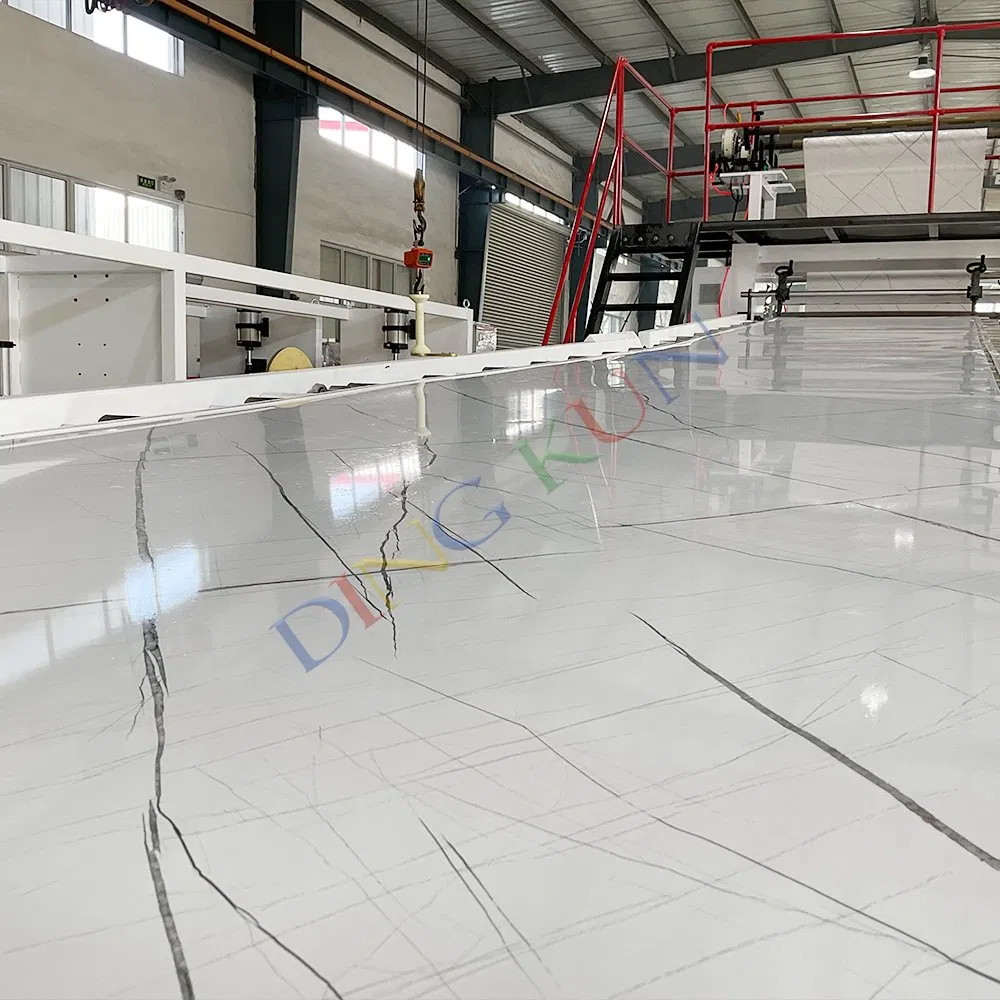 ورقة جدارية مزخرفة من الرخام الصناعي PVC UV لوح زخرفي ماكينة تصنيع بلاستيك لإنتاج الأرضيات SPC LVT بسعر المصنع
