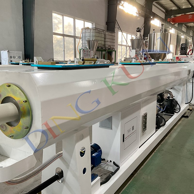 آلة تصنيع أنابيب CPVC البلاستيكية / خط إنتاج أنابيب PVC المزدوجة / آلة صنع أنابيب الق conduit الكهربائية PVC / ماكينة بثق أنابيب المياه UPVC مع السعر