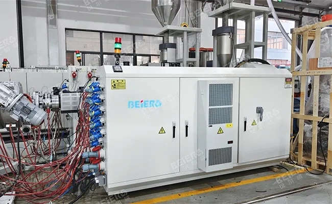 آلة إنتاج أنابيب HDPE ثلاثية الطبقات خط بثق بلاستيكي