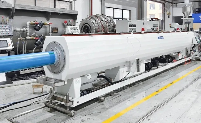 آلة إنتاج أنابيب HDPE ثلاثية الطبقات خط بثق بلاستيكي