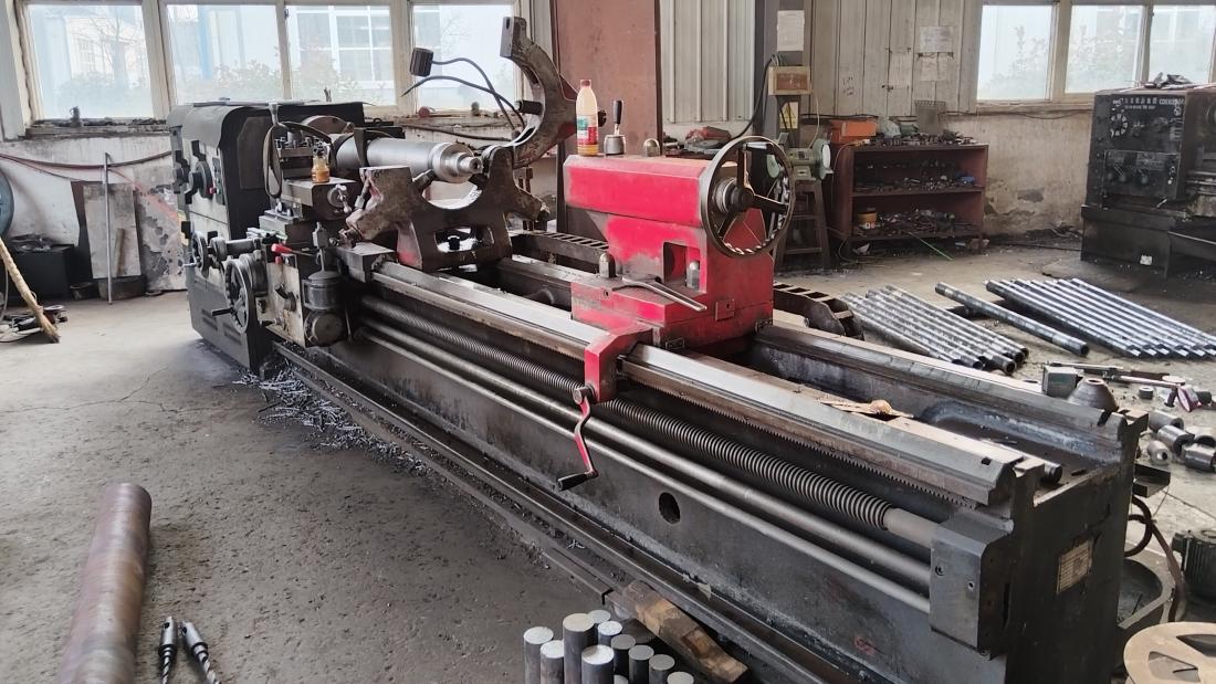 عملية الخراطة الدقيقة في مصنع Volsk Machine