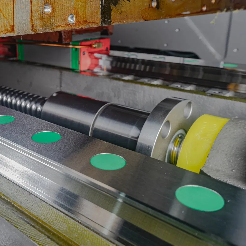 مركز تشغيل عمودي دقيق CNC Glorymaq GM-V1160 للعمليات على المحور 3/4/5