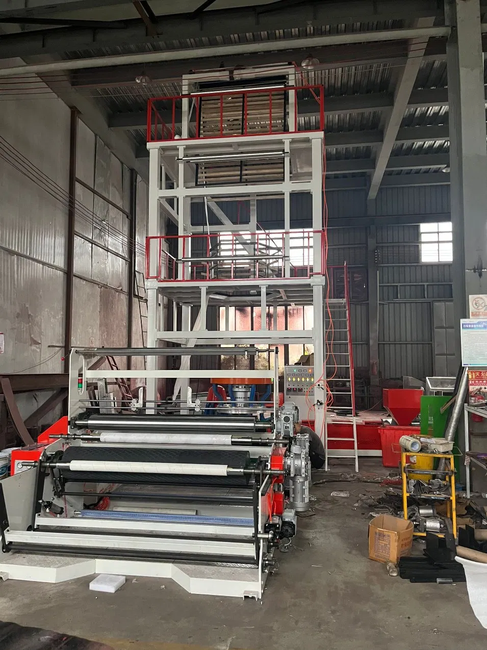 آلة نفخ الأفلام الصغيرة الأوتوماتيكية من نوع البلاستيك HDPE بعملية البثق