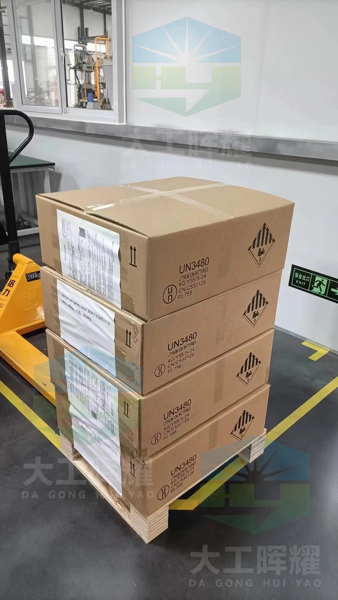 High-Efficiency Smart Solar Inverter with LiFePO4 Battery Technology