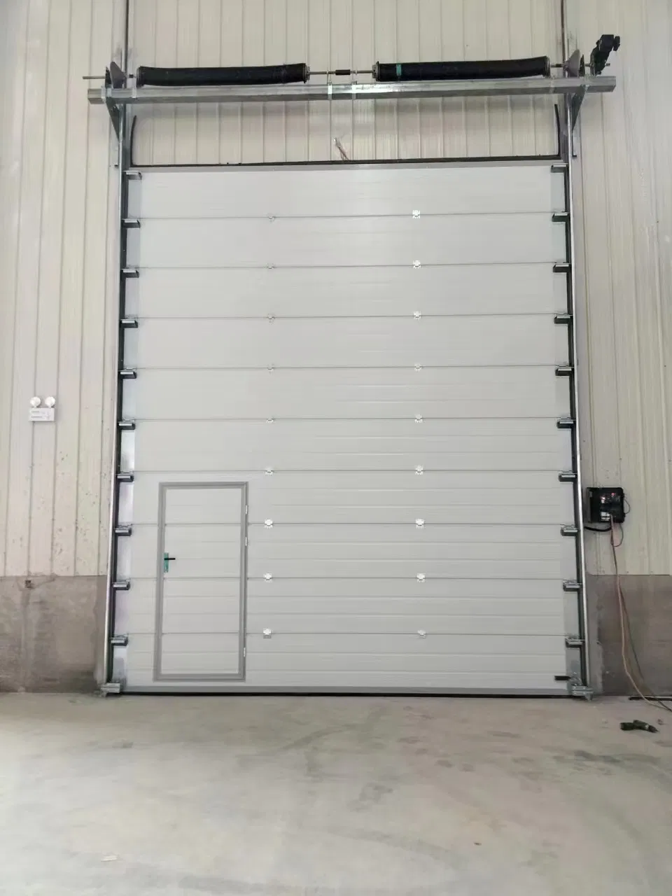 Modern Industrial Sectional Vertical Lift Overhead Garage Doors Automatic Exterior Door