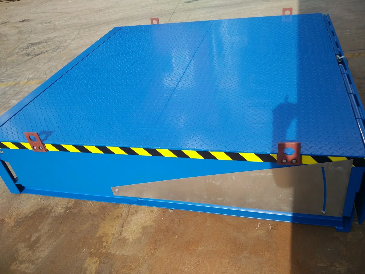 Telescopic-Lip Swinging Lip Vehicle Lift Equipment Car Lift Dock Leveler Garage Equipment Loading and Unloading Device
