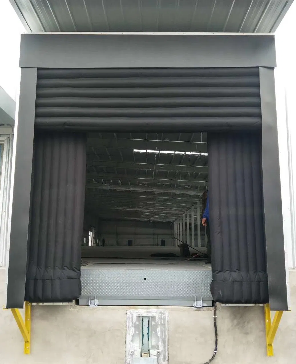 Retract Logistics Warehouse or Loading Bays PVC Polyester Fabric Air Bag Retractable Loading Equipment Curtain Rubber Inflatable Dock Shelter Door Seal