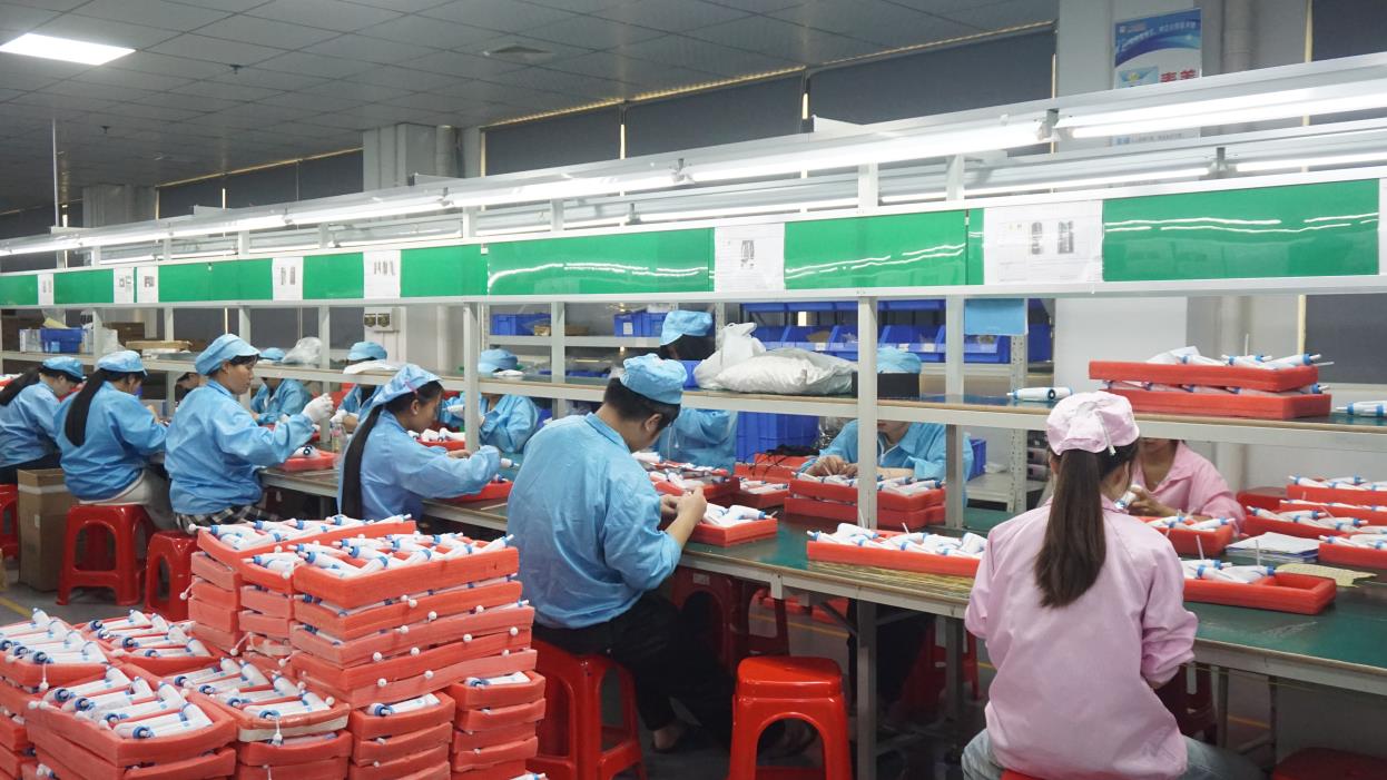 Vuelo Instant Print Camera packaging process