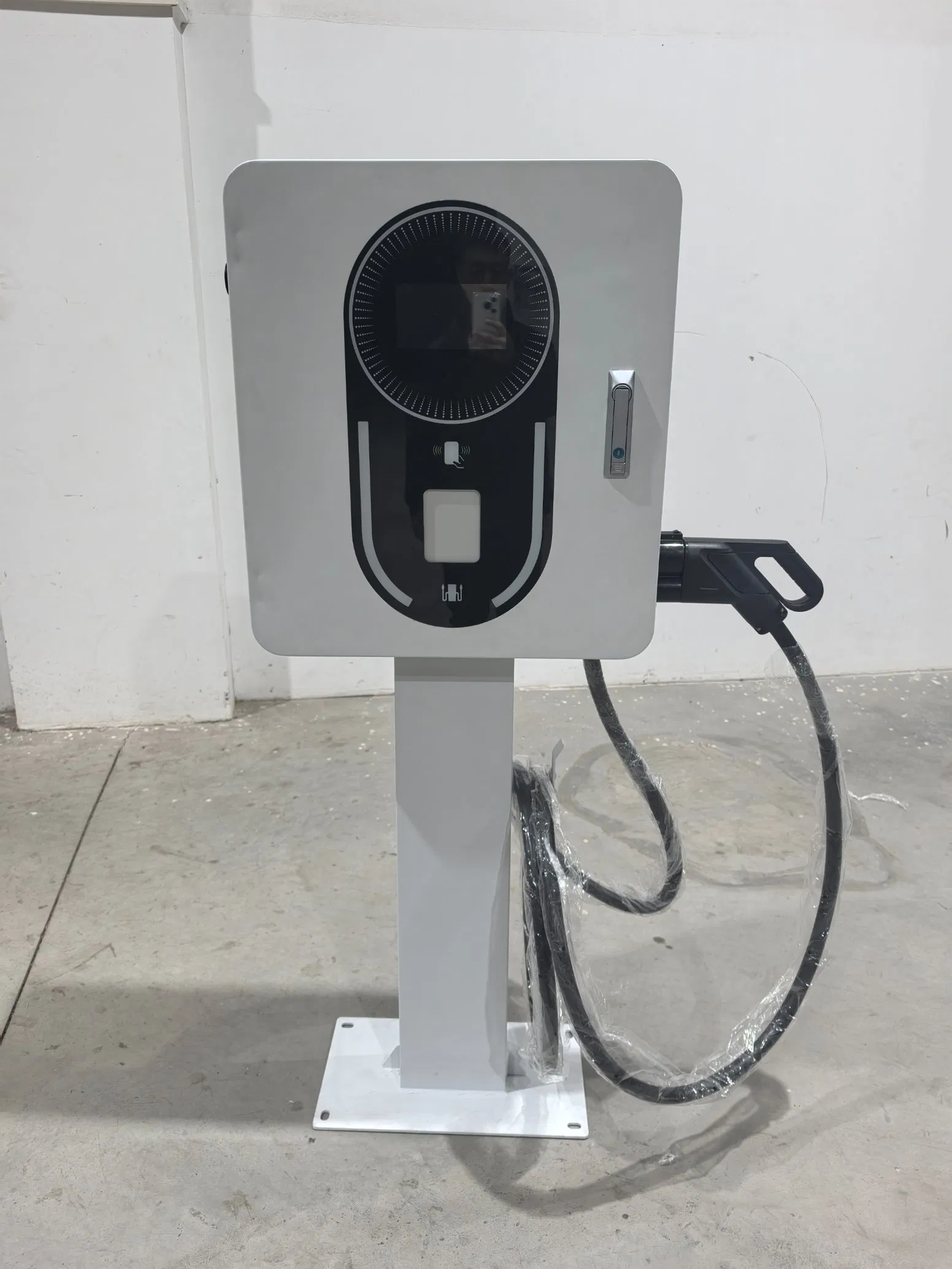 2025 New Design 7kw 11kw 22kw Wall Mounted AC Rainproof Portable EV Charger