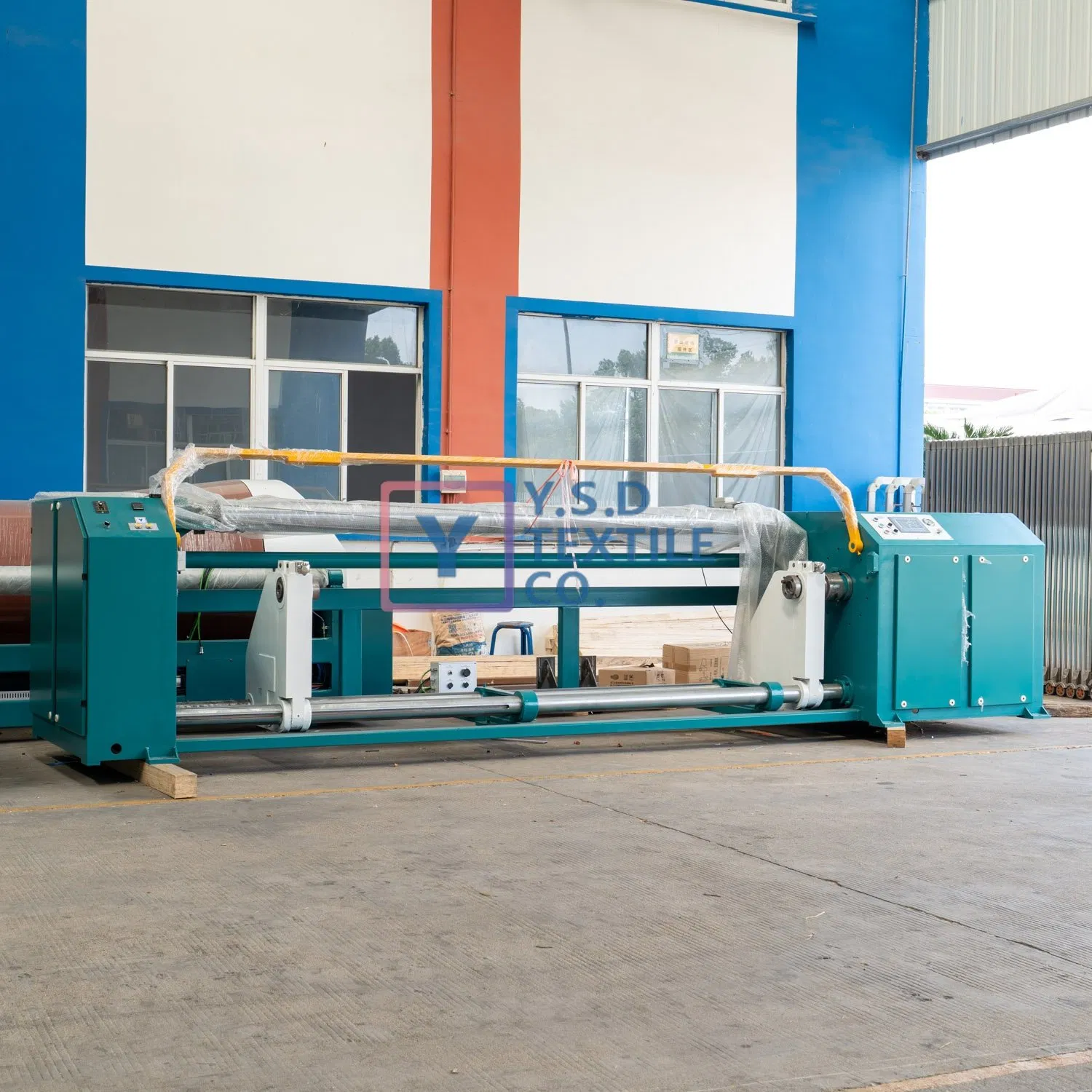 آلة لف الخيوط الأمومية ذات التحكم الدقيق CNC لتقسيم الأقمشة الضيقة ونسيج الملصقات مع جهاز عبور تلقائي