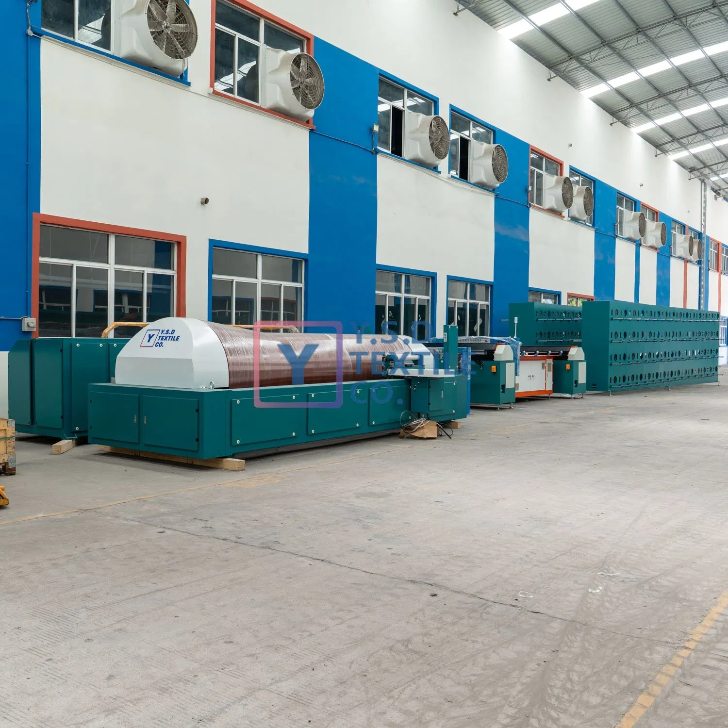 آلة لف الخيوط الأمومية ذات التحكم الدقيق CNC لتقسيم الأقمشة الضيقة ونسيج الملصقات مع جهاز عبور تلقائي