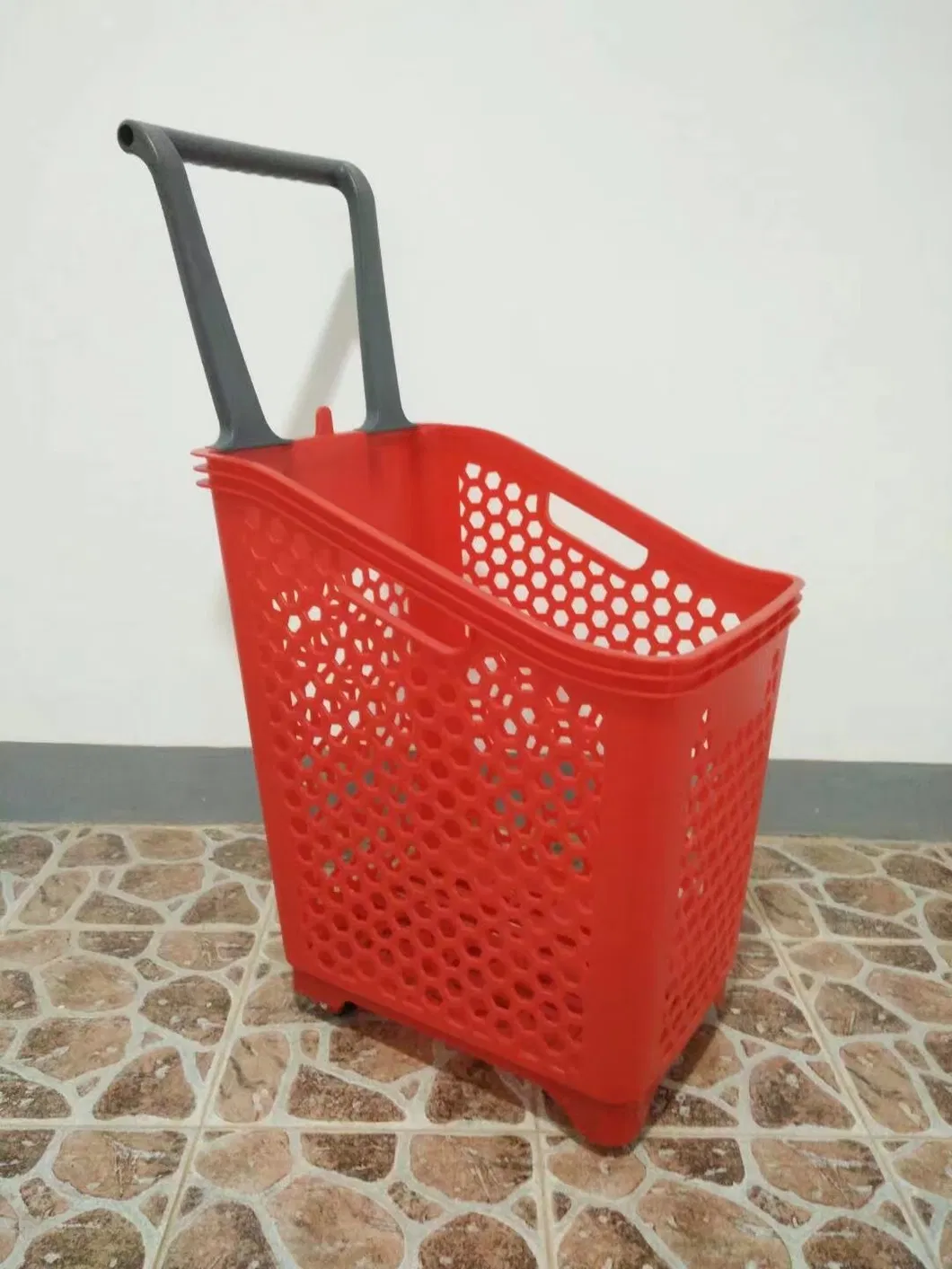 رف عرض الخضار والفواكه في مركز التسوق سلة من الخيزران
