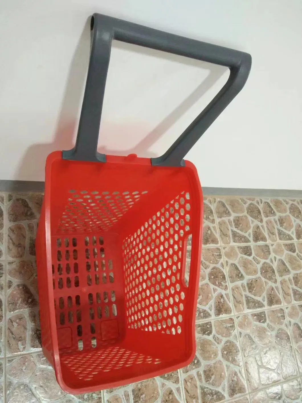 رف عرض الخضار والفواكه في مركز التسوق سلة من الخيزران