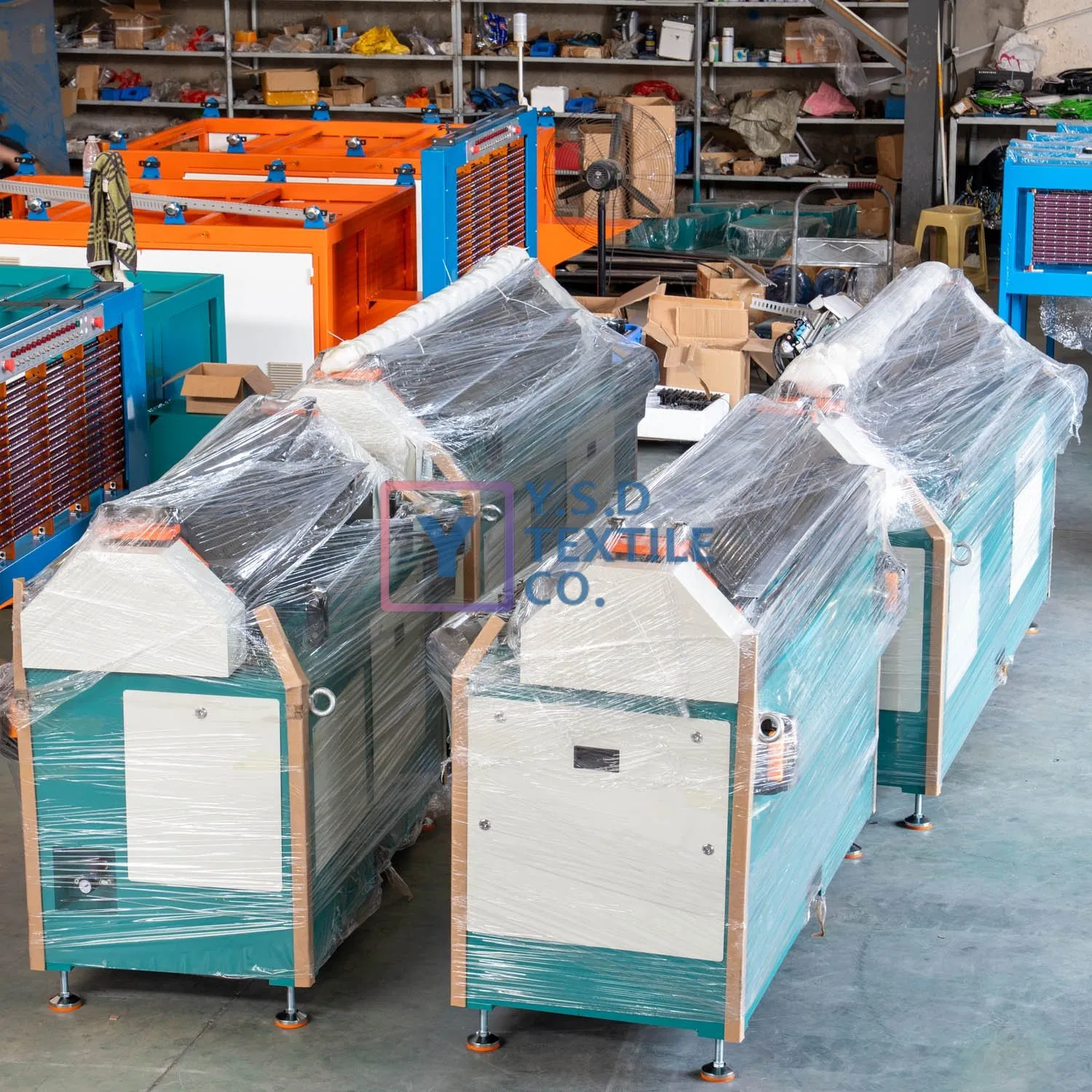 آلة لف الخيوط الأمومية ذات التحكم الدقيق CNC لتقسيم الأقمشة الضيقة ونسيج الملصقات مع جهاز عبور تلقائي