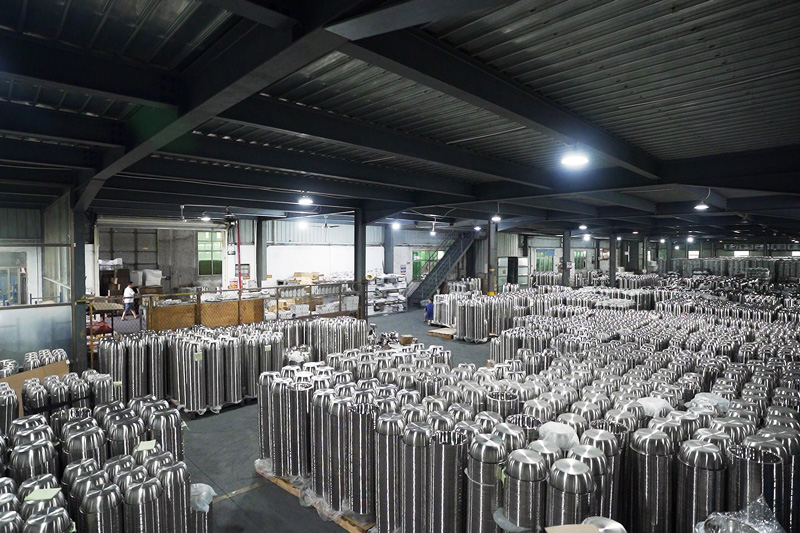 Weihua Quality Control Team Inspecting Stainless Steel Pots