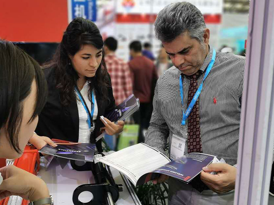 Weitai Hydraulic product showcase and customer engagement at trade fair