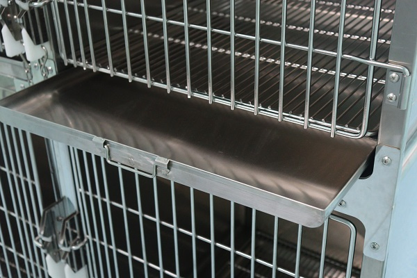 Adjustable Veterinary Cage for Pet Recovery and IV Therapy