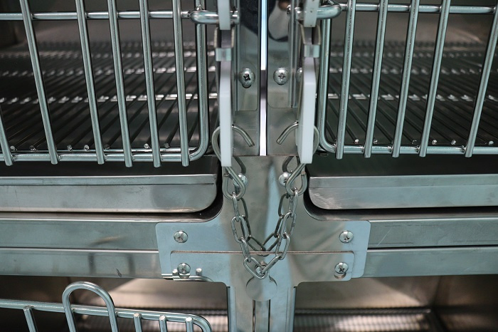 Adjustable Veterinary Cage for Pet Recovery and IV Therapy