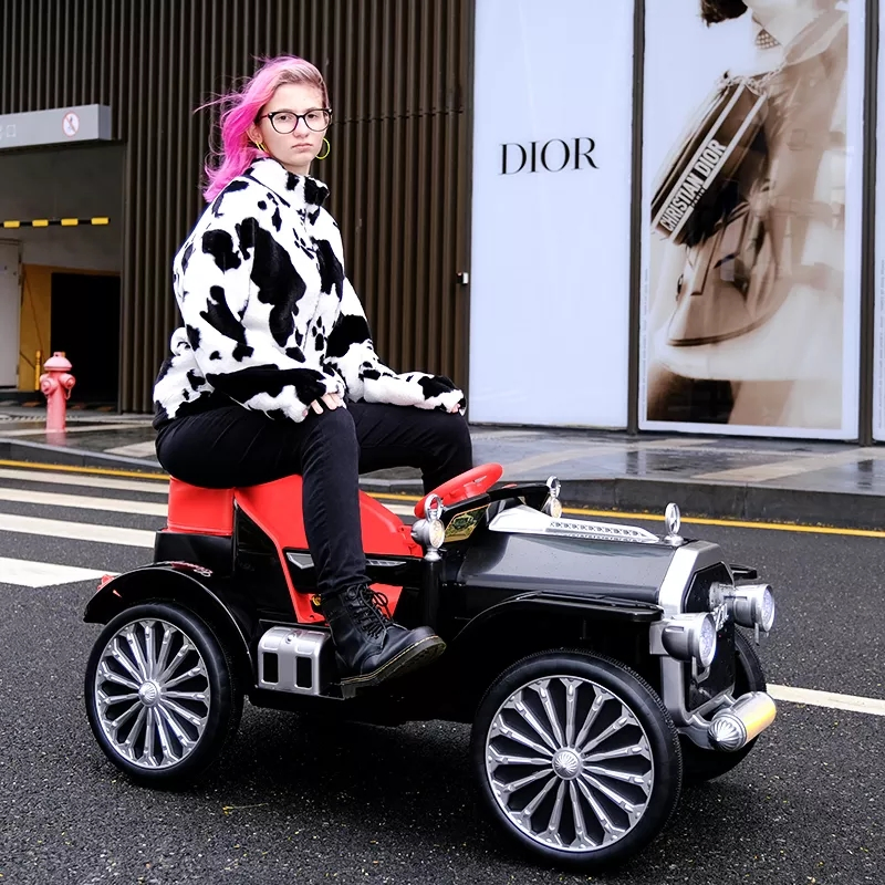 New Cool Children Electric Four-Wheel Car with Remote Control Toy Car/Drive Swing Baby Buggy Fashion Kids Ride on Car