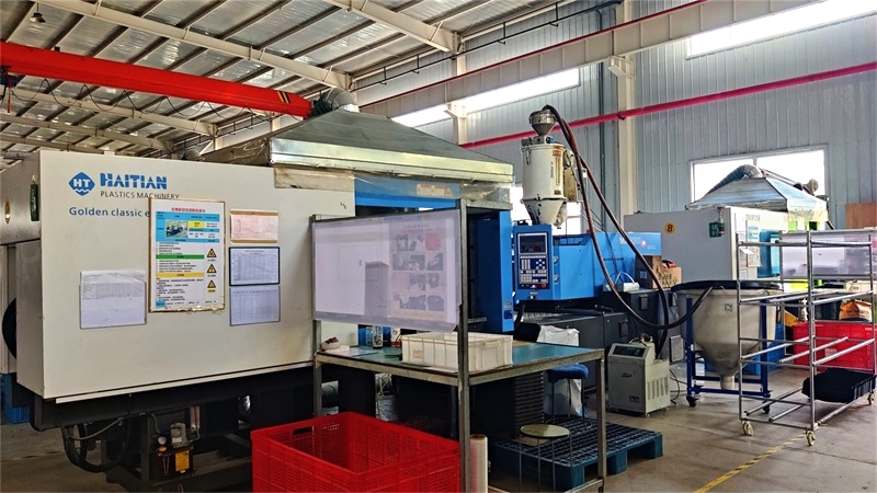 Whoo Toys injection molding machine