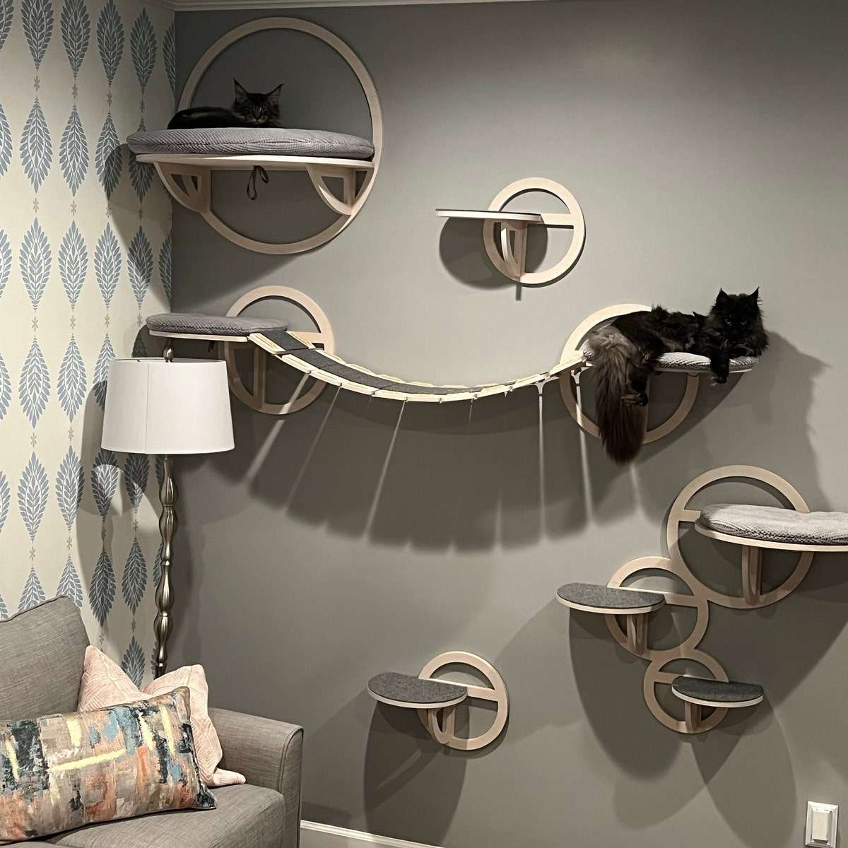 Wholesale High Quality Classic Eco-Friendly Solid Wood Wall Mounted Cat Scratcher Shelf Cat Hammock Cat Tree Wall Climbing Frame