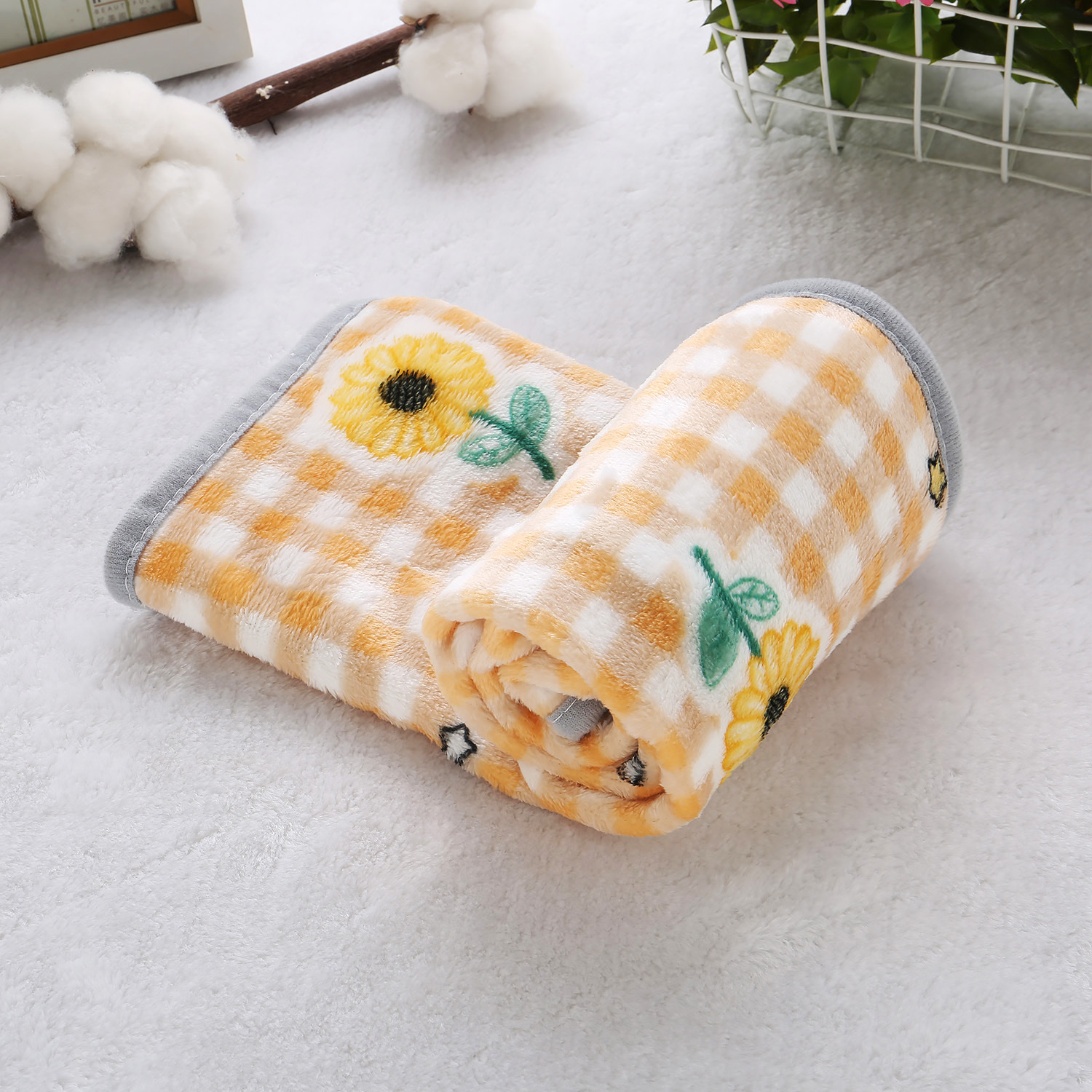 Autumn Winter Luxury Cotton Pet Quilt High Quality Flannel Cat Blanket with Cute Animal Pattern Fleece