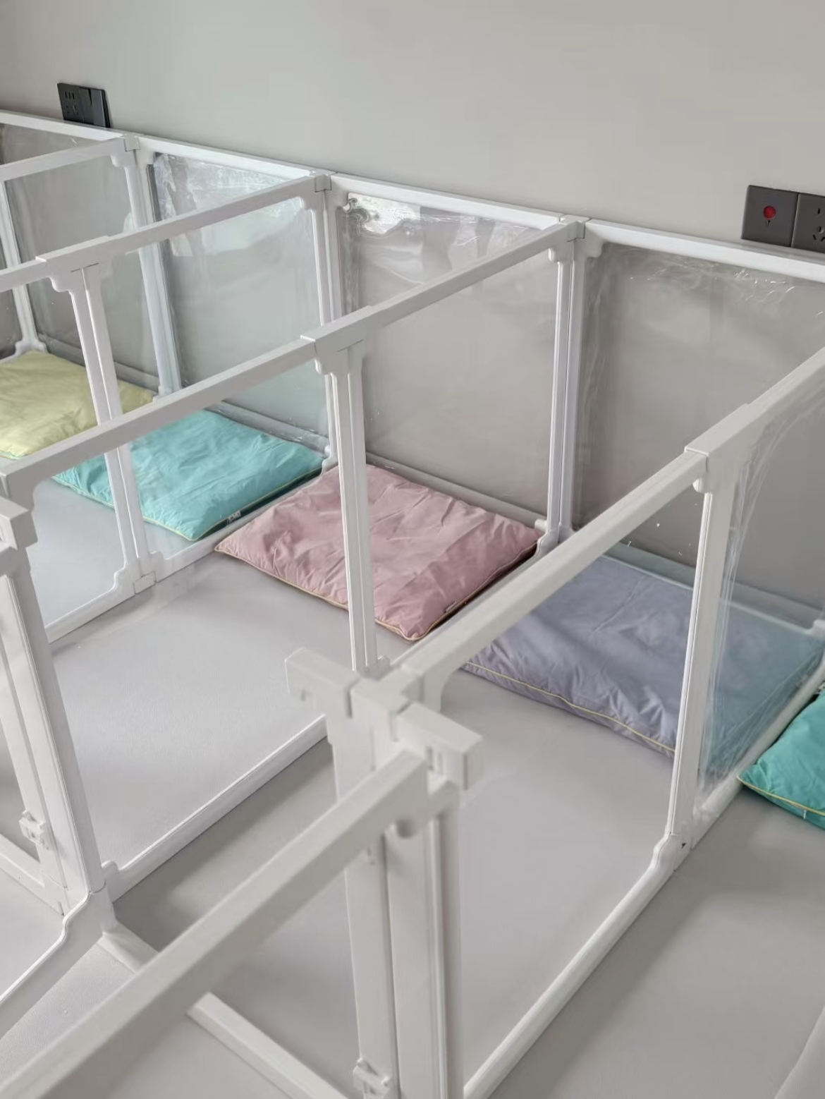 Transparent Plastic Classic Modern Dog Cage Button Closure Solid Design Medium/Small Dogs Eco-Friendly Pet Playpen Indoor