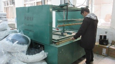 Vacuum packaging process for compact and protected pet product shipping