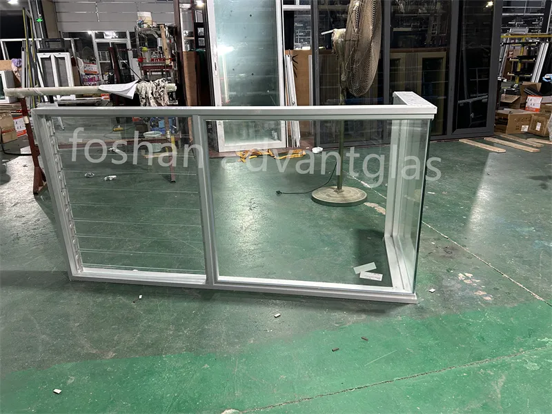 1 vertical jalousie + corner fixed glass