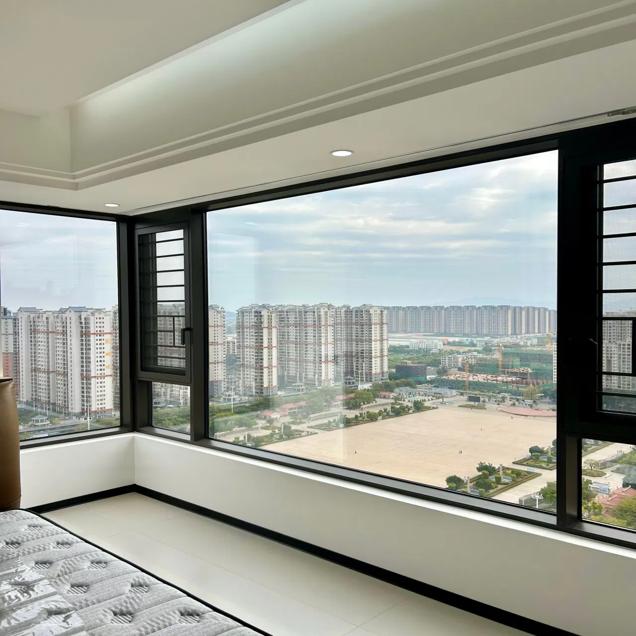 2. Wholesale Custom Aluminum Double Glass Slim Aluminium Casement Window Frame Impact-Resistant Security Tempered Window, Soundproof for Urban Apartment