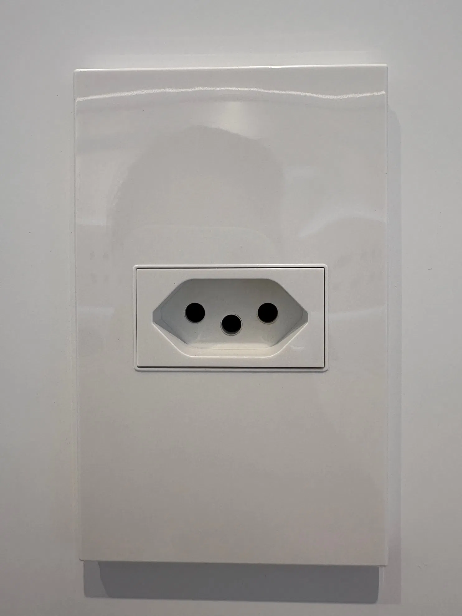 High Quality Wall Switch and Outlet for Brazilian Market with Simple Design