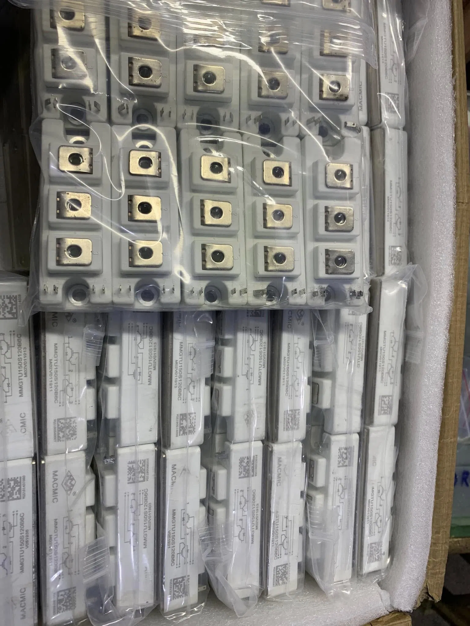 Discrete Semiconductors Power N-Type IGBT Module 1.3kv 40A 107.5X45mm Fp40r12kt3 of Infinion