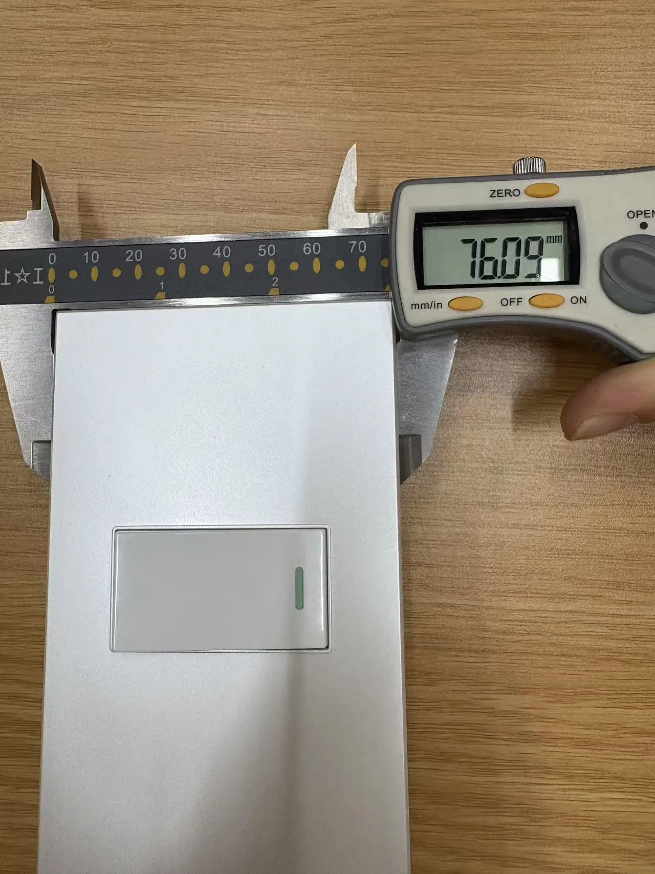 High Quality Wall Switch and Outlet for Brazilian Market with Simple Design