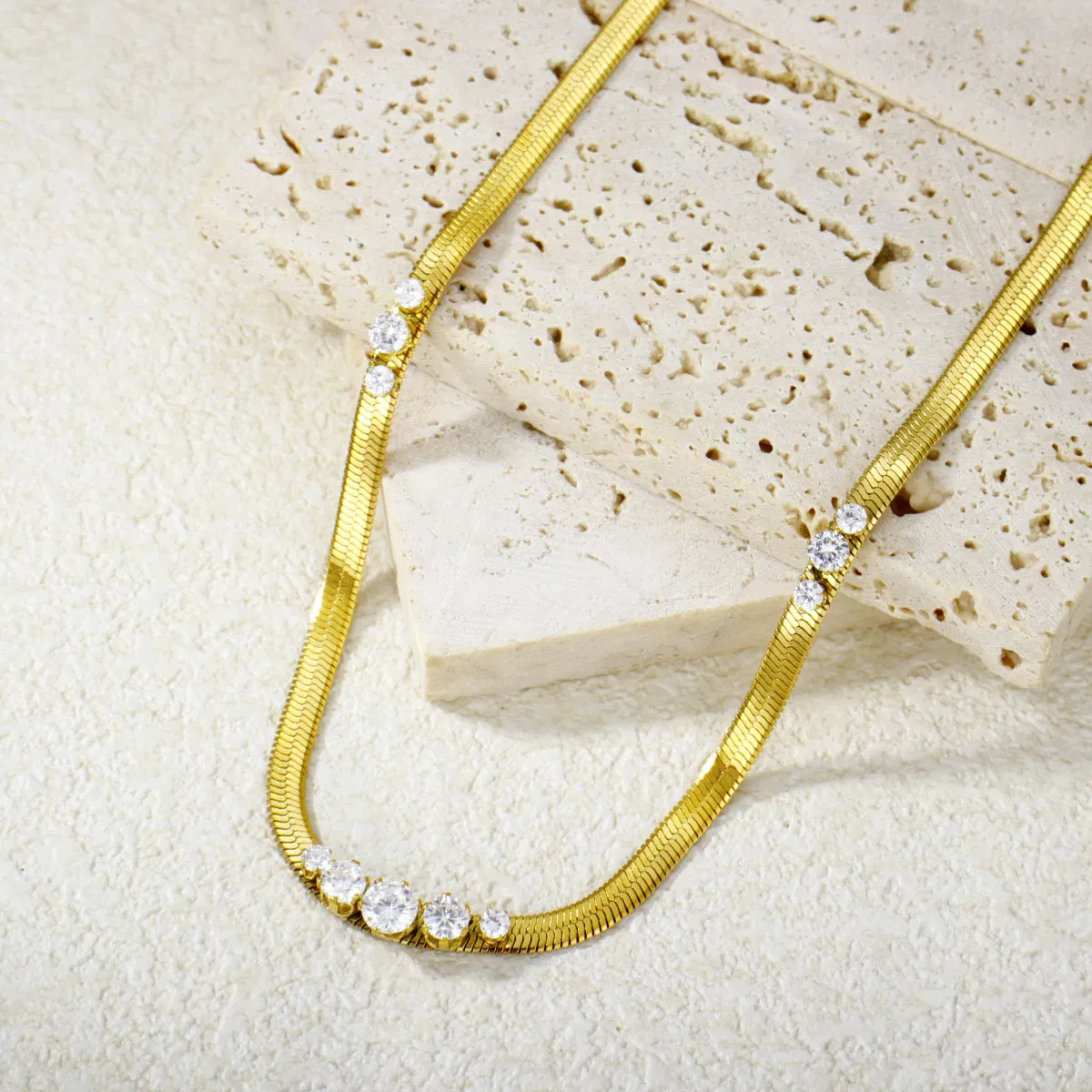 Manufacturer's Direct Supply Trendy 18K Gold-Plated Women's Fashion Jewelry Short Collarbone Chain Zircon Inlaid Fishbone Snake