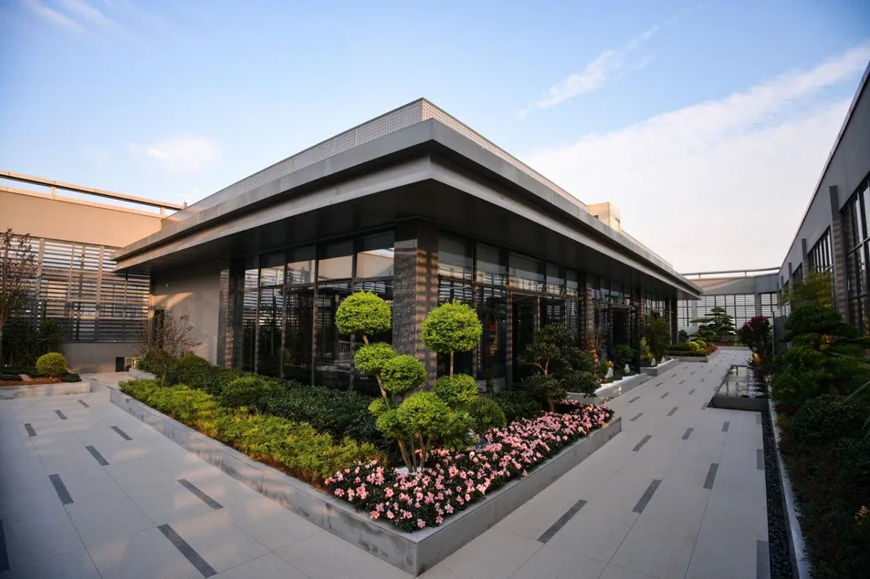 Garden-Style Workspace