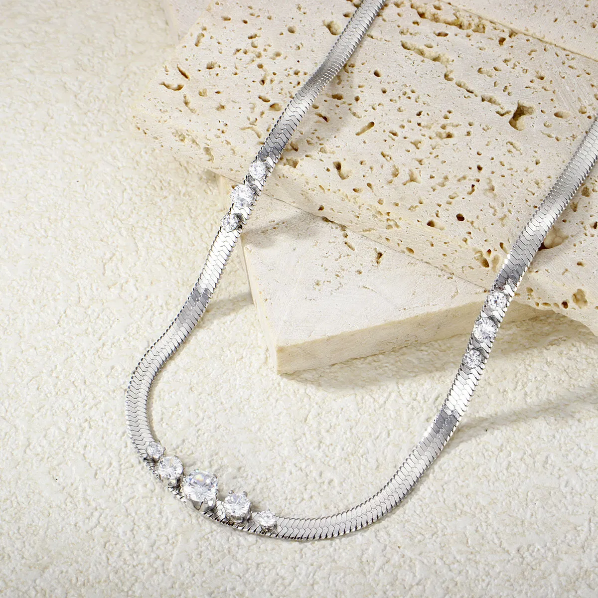 Manufacturer's Direct Supply Trendy 18K Gold-Plated Women's Fashion Jewelry Short Collarbone Chain Zircon Inlaid Fishbone Snake