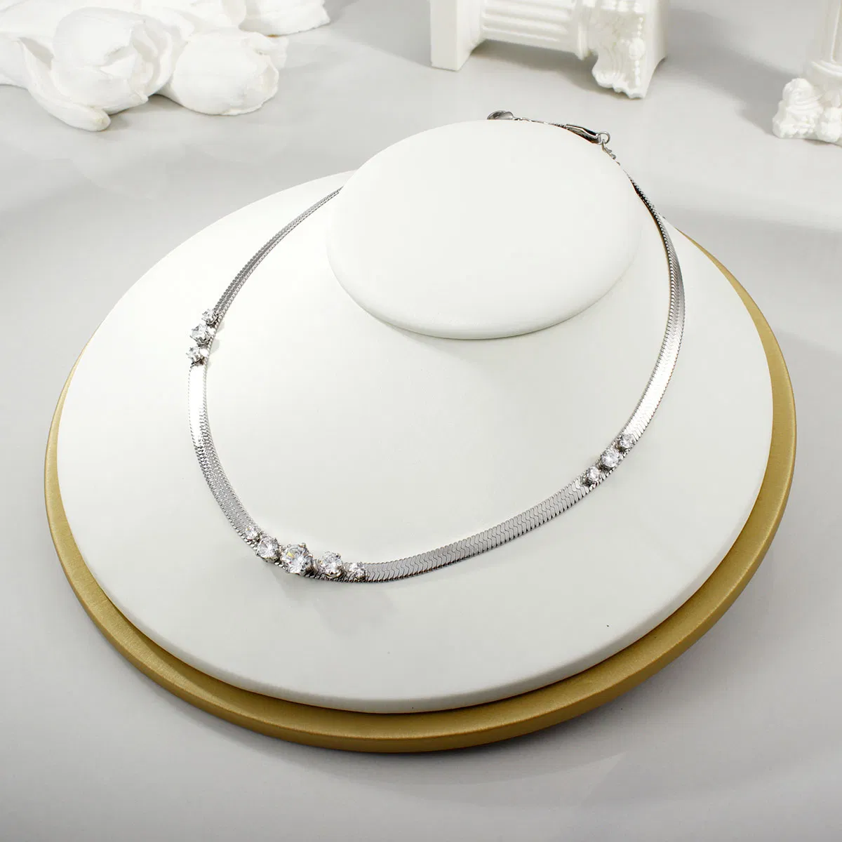 Manufacturer's Direct Supply Trendy 18K Gold-Plated Women's Fashion Jewelry Short Collarbone Chain Zircon Inlaid Fishbone Snake