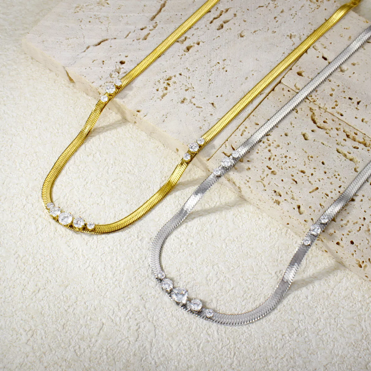 Manufacturer's Direct Supply Trendy 18K Gold-Plated Women's Fashion Jewelry Short Collarbone Chain Zircon Inlaid Fishbone Snake