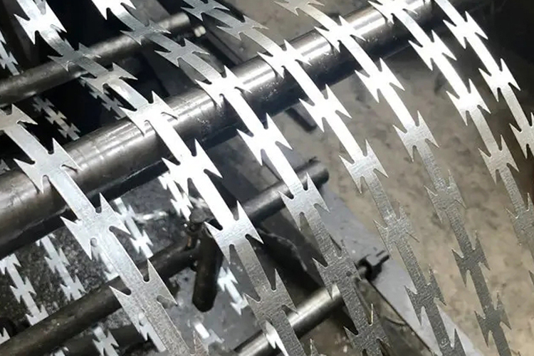 Самая продаваемая колючая проволока «Концертина» с защитой от лазания (7)