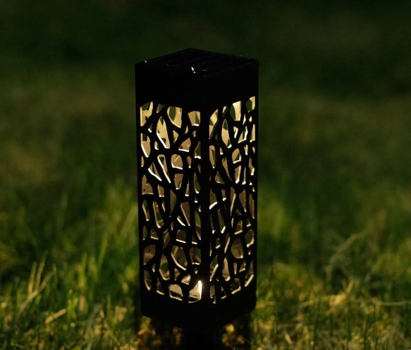 Outdoor Yard Decorative Flame Waterproof Solar Lawn Garden Lights Solar Powered Waterproof Garden Lantern with Sensor