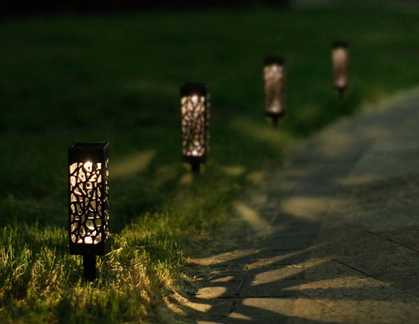 Outdoor Yard Decorative Flame Waterproof Solar Lawn Garden Lights Solar Powered Waterproof Garden Lantern with Sensor